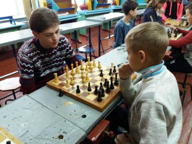 Шкільні змагання із шахів