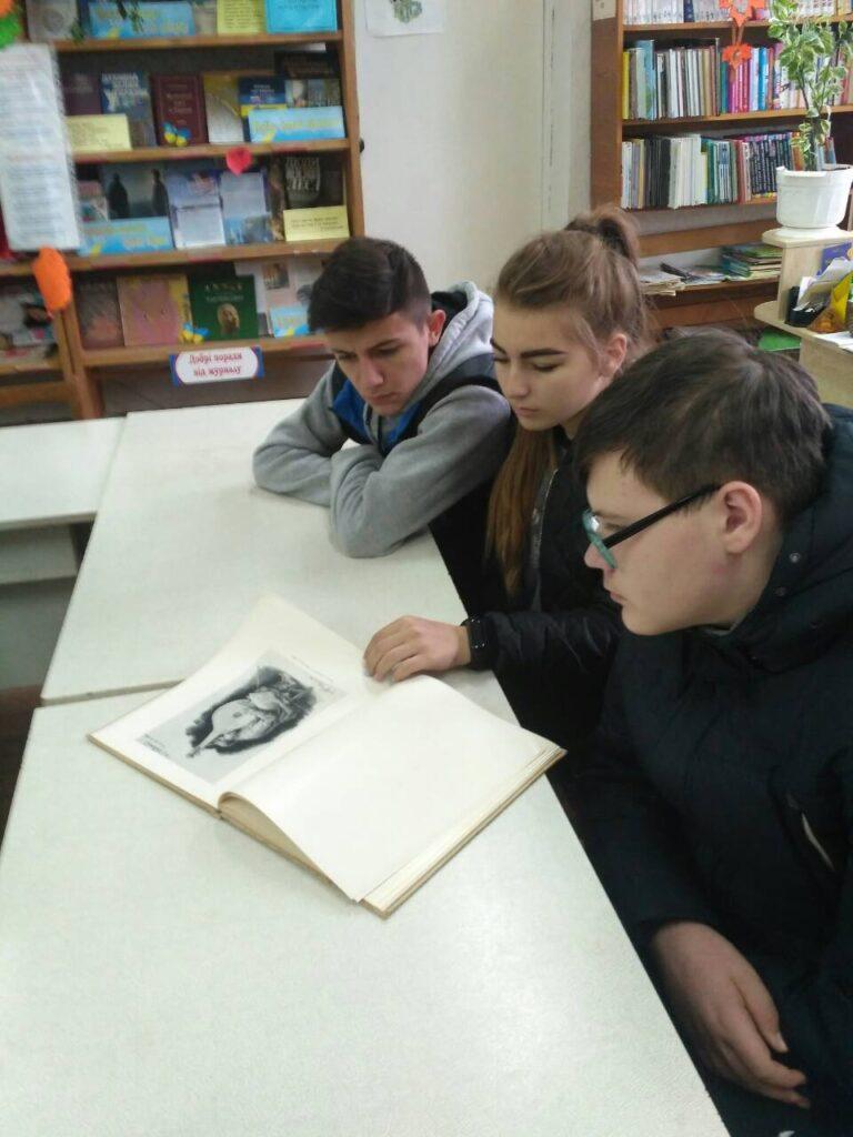 Взяв би я бандуру...